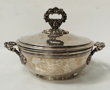 légumier doublé à deux anses et couvercle à main en métal argente . XX siècle .