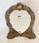 miroir de présentation en laiton repoussé ajouré argenté . XX siècle .