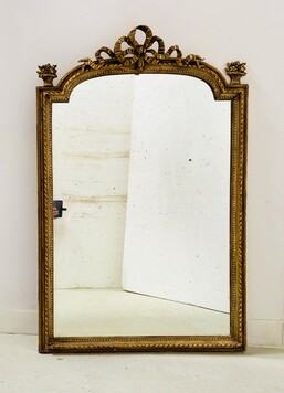 Miroir de style Louis XVI en bois et stuc doré fond miroir en sapin . XX siècle.