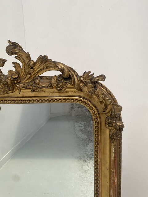 miroir en bois et stuc doré à décor de feuillage . XIX siècle .