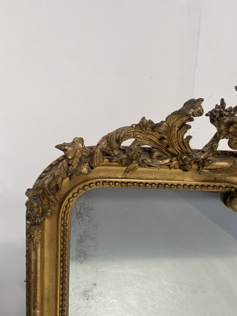 miroir en bois et stuc doré à décor de feuillage . XIX siècle .