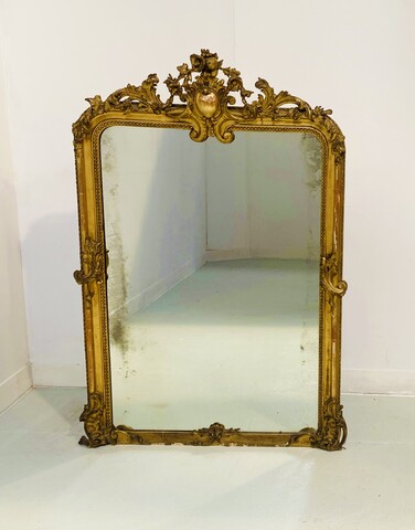 miroir en bois et stuc doré à décor de feuillage . XIX siècle .