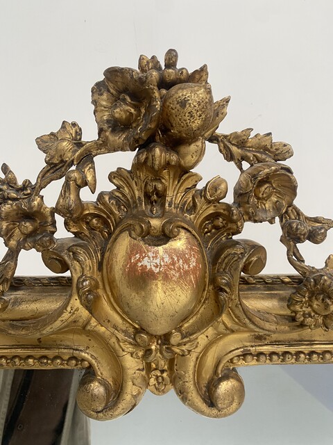 miroir en bois et stuc doré à décor de feuillage . XIX siècle .