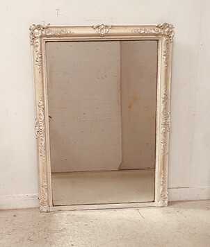 miroir Louis XVI patine décor floral finement sculptée . XIX siècle .