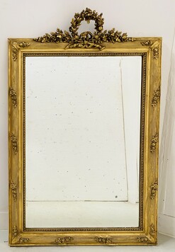 miroir Louis XVI patine dorée décor floral finement sculptée . XX siècle .