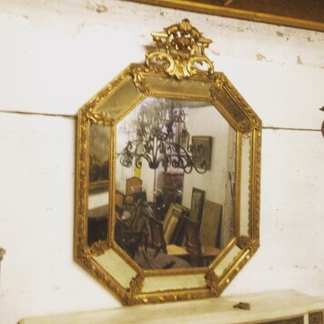 Miroir octogonale de style Louis XV à pare close en bois stuc doré . XIX siècle.