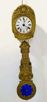 mouvement d'horloge de parquet louis XV en laiton repoussé . XX siècle .