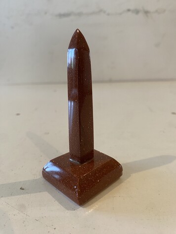 obélisque en marbre porphyre sur base carré . XX siècle .