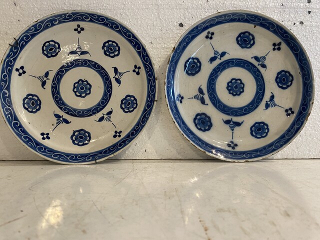 paire d'assiettes en porcelaine à décor floral bleu sur fond blanc . XIX siècle.