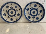 paire d'assiettes en porcelaine à décor floral bleu sur fond blanc . XIX siècle.