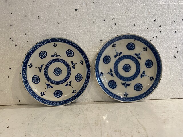 paire d'assiettes en porcelaine à décor floral bleu sur fond blanc . XIX siècle.