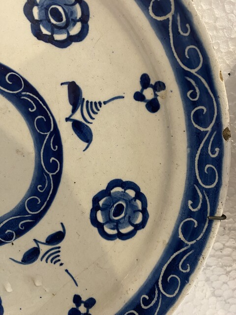 paire d'assiettes en porcelaine à décor floral bleu sur fond blanc . XIX siècle.