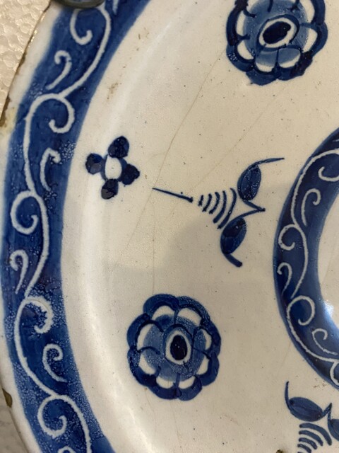 paire d'assiettes en porcelaine à décor floral bleu sur fond blanc . XIX siècle.