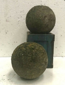 Paire de boules anciennes en ciment reconstitué XX siècle