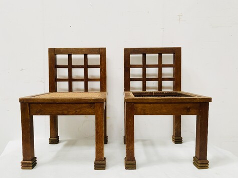 paire de chaises en chêne massif motif géométrique . XX siècle .