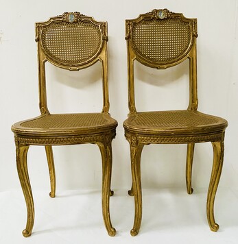 paire de chaises louis XVI en bois doré finement sculptée . XX siècle .