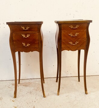 Paire de chevets de style Louis XV en placage de bois de rosse . XX siècle .