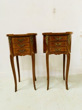 Paire de chevets rognon de style Louis XV dessus marbre rosé . XX siècle .