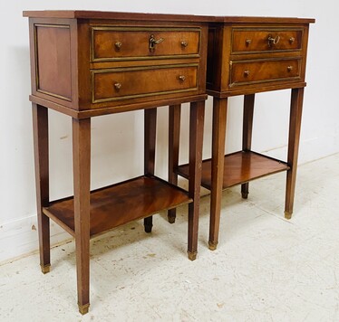 Paire de chevets style Louis XV en placage et bois massif teinté . XX siècle .