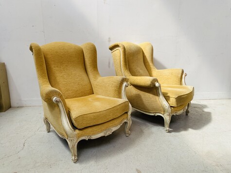 Paire de fauteuils finement sculptée style Louis XV en bois patiné . XX siècle .