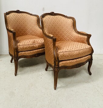 paire de fauteuils style transition Louis XV finement sculptée . XX siècle .