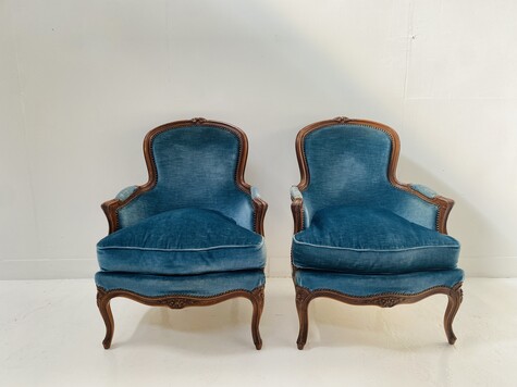 paire de fauteuils style transition Louis XV finement sculptée . XX siècle .