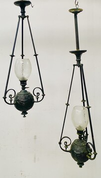 paire de lustres du XIX siècle en bronze patiné à décor de masques . XIX siècle