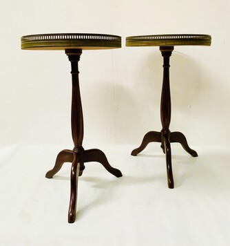 paire de petite d'appoint dessus marbre à galerie laiton ajourée . XX siècle .