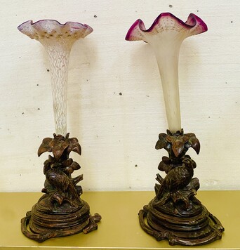 paire de pique fleurs en bois foret noire à décor d'oiseaux . XX siècle .