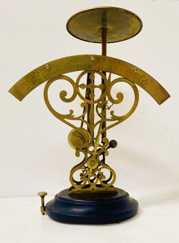 pèse lettres époque Napoléon III en laiton base en bois noirci . XIX siècle .