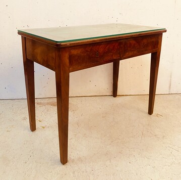 petit bureau plat directoire à deux tiroirs dessus cuir et or usagé .XiX siècle.