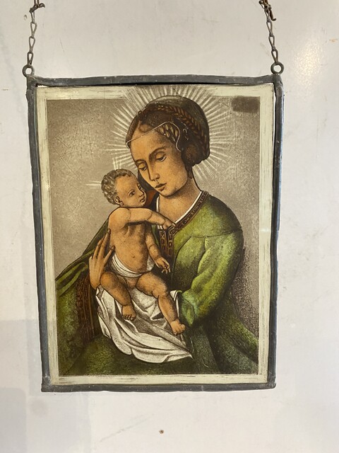 petit élément de vitrail peint vierge à l'enfant . XIX siècle .