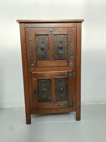petit meuble de décoration art brut en bois naturel . XX siècle .