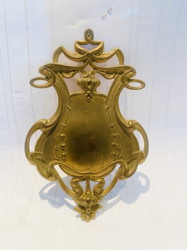 plaque époque art nouveau en laiton doré repoussé . XX siècle .