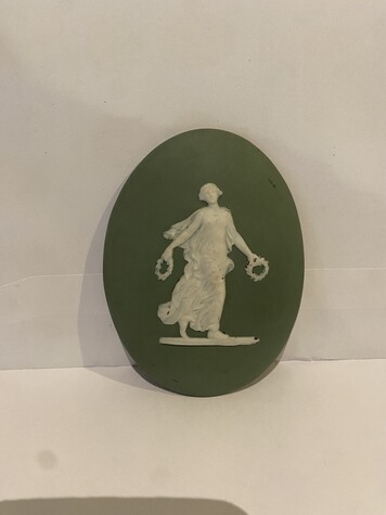 plaque ovale en Wedgwood à décor à l'antique . XX siècle .