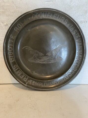 plat en étain association des membres coquelets trophée daté 1867 . XIX siècle.