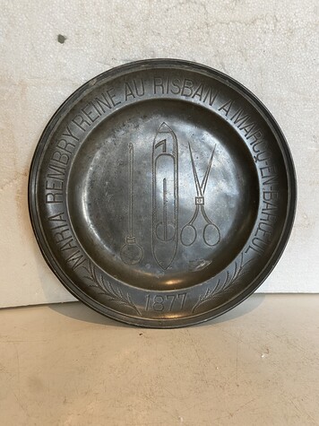 plat en étain daté 1872 commémoratif ville de Mons en Baroeuil . XIX siècle.