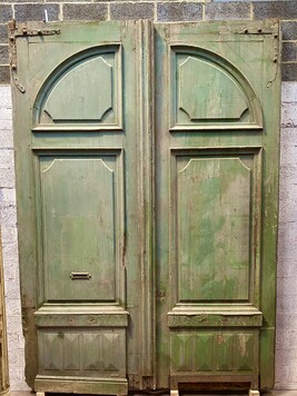 portail ouvrant par deux portes à panneaux mouluré . XIX siècle .