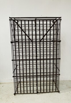 range porte bouteilles en fonte de fer double portes de fermeture . XX siècle .