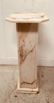 sellette en marbre plateau base carré coins cassé . XX siècle .