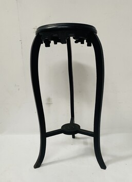 sellette ronde en en bois noirci piétement tripode . XX siècle .