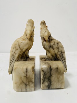 serre livres à décor de perruches finement sculpté en albâtre . XX siècle.