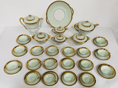 service à café et Thé comportant 25 pièces en porcelaine polychrome . XX siècle.