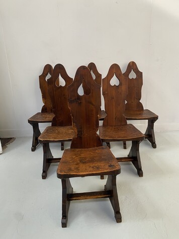 six chaises art brut en bois naturel décor au cœur renversé . XX siècle .