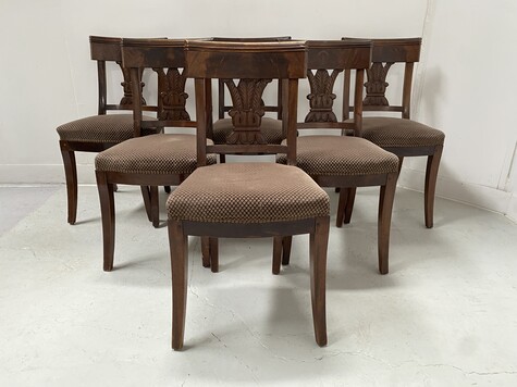 suite de chaises en acajou à décor de palmettes finement sculptée . XIX siècle .