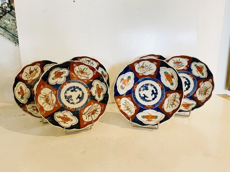 suite de six assiettes en porcelaine imari bord à goudron . XIX siècle .