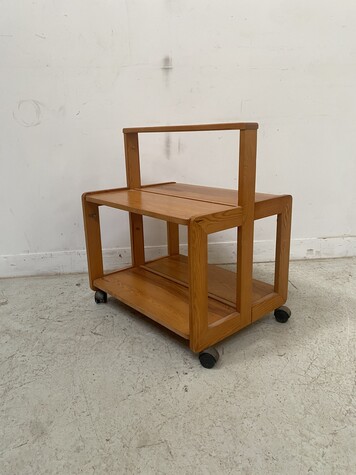 table basse architecturale sur roulettes en sapin massif . XX siècle .