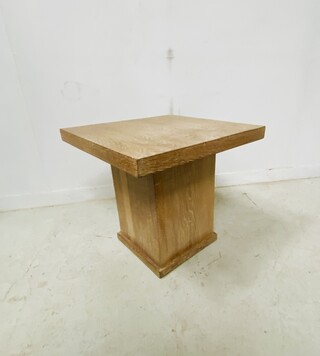 table basse carré art déco en placage de bois de chêne cérusé . XX siècle .