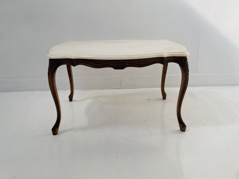 Table basse de style Louis XV en bois patiné dessus marbre . XX siècle .
