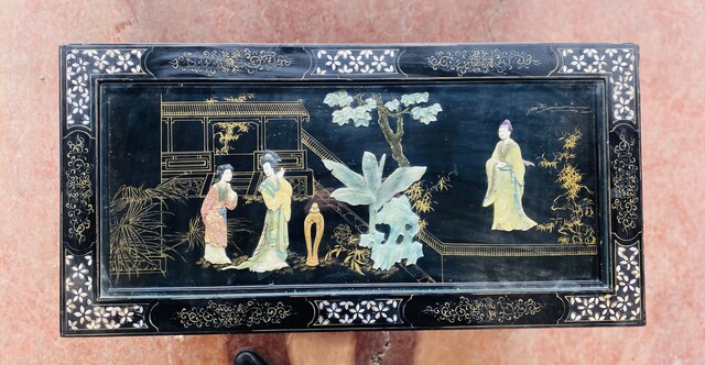 Table basse gigogne à décor de paysage chinois et personnages . XX siècle .